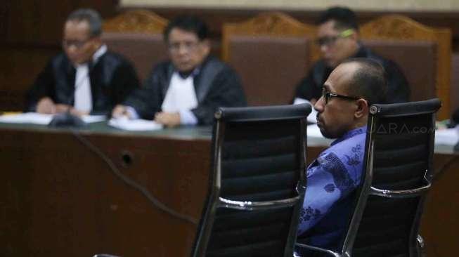 Politikus Partai Amanat Nasional Andi Taufan Tiro jalani sidang dakwaan di pengadilan Tipikor, Jakarta, Rabu (25/1).