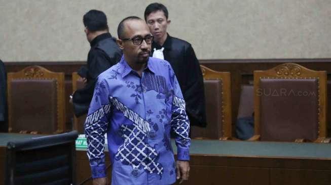 Politikus Partai Amanat Nasional Andi Taufan Tiro jalani sidang dakwaan di pengadilan Tipikor, Jakarta, Rabu (25/1).