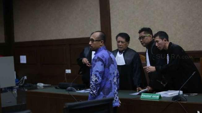 Politikus Partai Amanat Nasional Andi Taufan Tiro jalani sidang dakwaan di pengadilan Tipikor, Jakarta, Rabu (25/1).