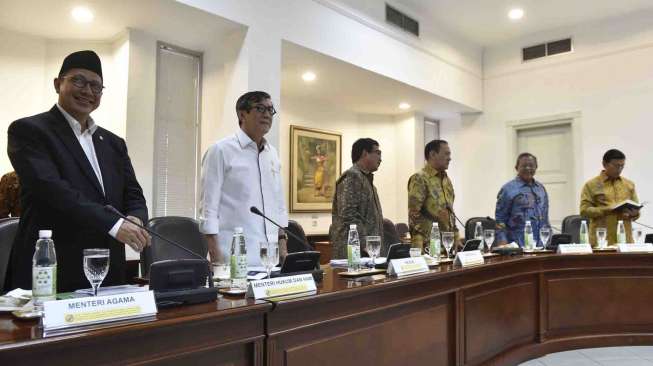 Presiden Joko Widodo dan Wakil Presiden Jusuf Kalla memimpin rapat terbatas tentang pembentukan bank wakaf di Kantor Presiden, Jakarta, Rabu (25/1).