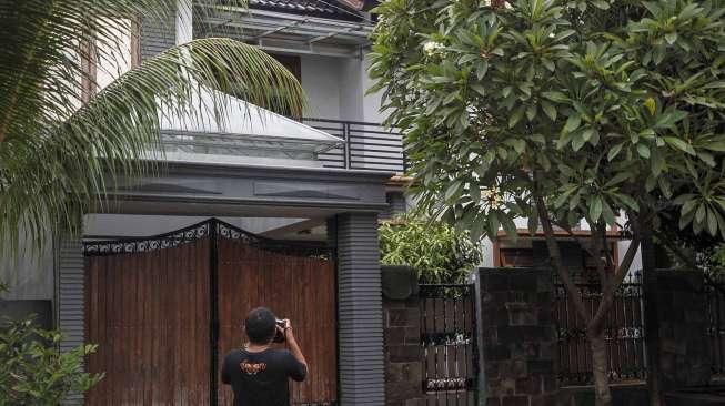 Rumah Hakim Mahkamah Konstitusi Patrialis Akbar di Jalan Cakra Wijaya V Blok P, No. 3, Cipinang Muara, Jatinegara, Jakarta Timur, Kamis (26/1).