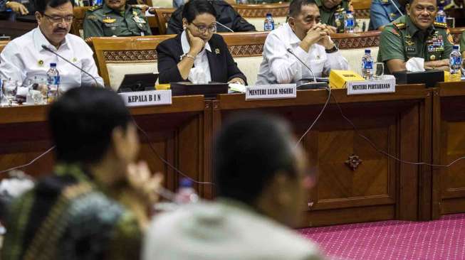 Rapat kerja dengan Komisi I DPR di Komplek Parlemen, Senayan, Jakarta, Kamis (26/1).