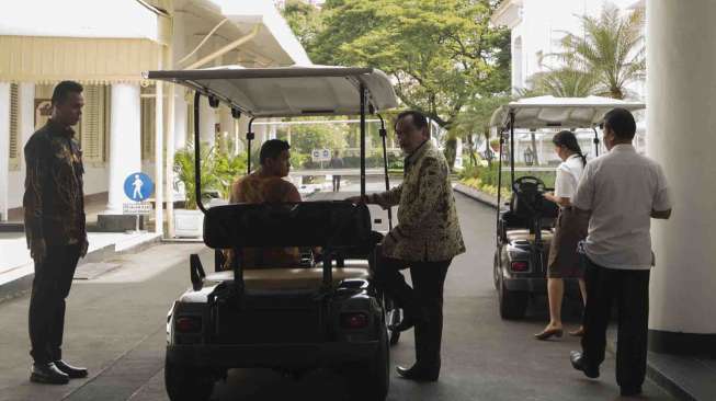 Mantan Ketua KPK Antasari Azhar menemui Presiden Joko Widodo di Istana, Jakarta, Kamis (26/1).