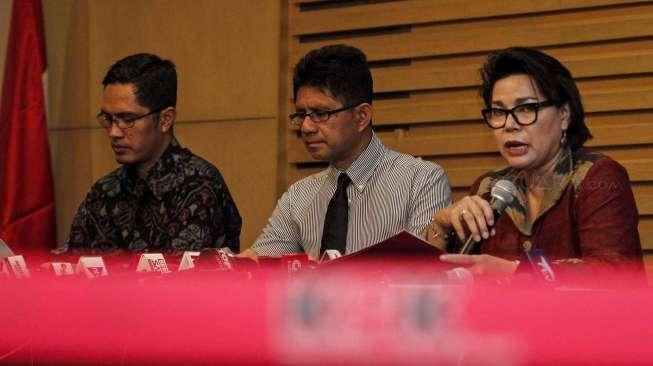 Pimpinan KPK Basaria Panjaitan dan La Ode Muhammad Syarif memberikan keterangan pers terkait Operasi Tangkap Tangan terhadap Hakim MK Patrialis Akbar, di Jakarta, Kamis (26/1/2017). [Suara.com/Kurniawan Mas'ud]