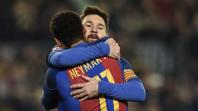 Bintang Barcelona asal Argentina Lionel Messi merayakan golnya dengan rekannya, Neymar. LLUIS GENE / AFP