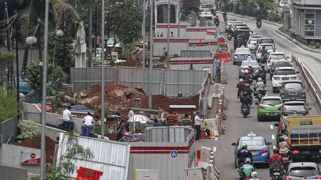 Pembangunan proyek flyover Pancoran, di Jakarta, Jumat (27/1).