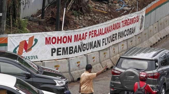 Pembangunan proyek flyover Pancoran, di Jakarta, Jumat (27/1).