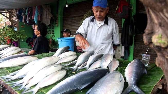 Pedagang ikan Bandeng di Jalan Sulaiman, Pasar Rawa Belong, Jakarta, Jumat (27/1).