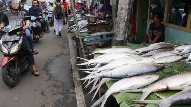 Pedagang ikan Bandeng di Jalan Sulaiman, Pasar Rawa Belong, Jakarta, Jumat (27/1).