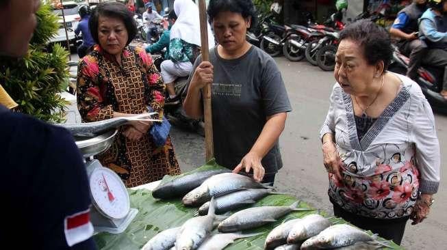 Pedagang ikan Bandeng di Jalan Sulaiman, Pasar Rawa Belong, Jakarta, Jumat (27/1).