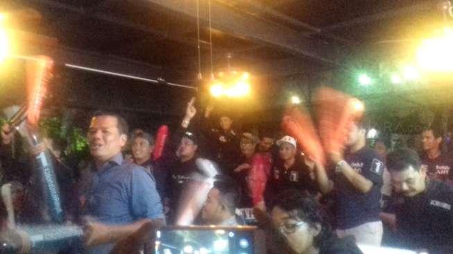 Nonton Debat di Resto, Begini Kehebohan Pendukung Agus-Sylvi