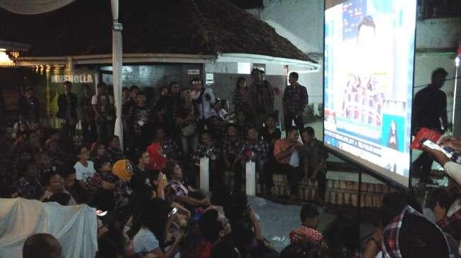 Keriuhan Pendukung Ahok-Djarot Nobar Debat di Rumah Lembang