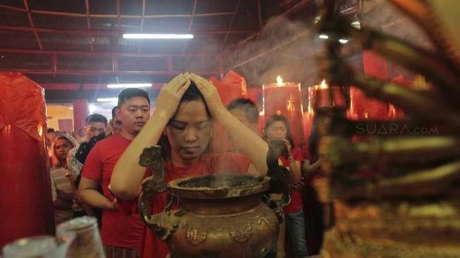 Warga etnis Tionghoa melaksanakan sembahyang di Kelenteng Dharma Bhakti, Petak Sembilan Glodok, Jakarta, Sabtu (28/1/2017). [Suara.com/Kurniawan Mas'ud]