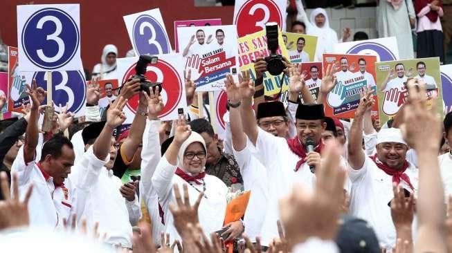 Pasangan calon gubernur dan wakil gubernur DKI Jakarta nomor urut tiga Anies Baswedan-Sandiaga Uno menggelar kampanye akbar di Stadion Soemantri Brodjonegoro, Kuningan, Jakarta, Minggu (29/1/2017).