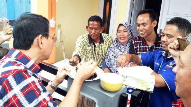 Ahok Makan Tongkol Dulu Sebelum Masuk Pulau Pramuka Lagi