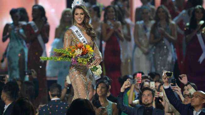 Iris Mittenaere dinobatkan sebagai Miss Universe 2017 di Metro Manila, Filipina, Senin (30/1).