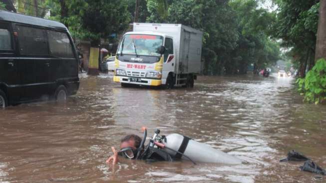 "Epic!" Lelaki Ini "Diving" di Genangan Banjir