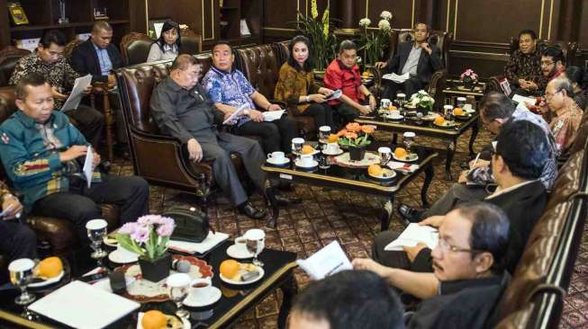 Rapat konsultasi Hakim Mahkamah Konstitusi dan angota Komisi III DPR di gedung MK, Jakarta, Senin (30/1).