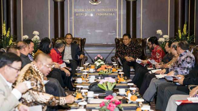 Rapat konsultasi tersebut menanyakan soal penangkapan Patrialis Akbar.