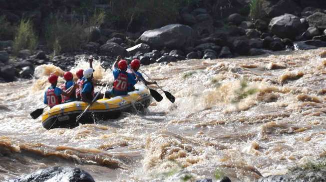 Kejuaraan Nasional Arung Jeram XX 2017 di Sungai Progo, Desa Bogo, Kecamatan Kalibawang, Yogyakarta, Senin (30/1).