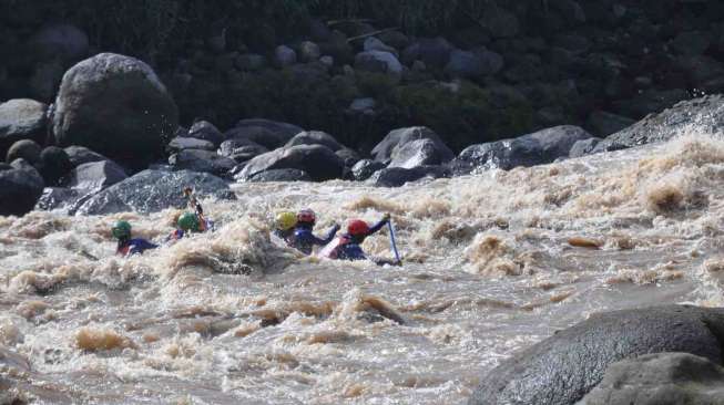 Kejuaraan Nasional Arung Jeram XX 2017 di Sungai Progo, Desa Bogo, Kecamatan Kalibawang, Yogyakarta, Senin (30/1).