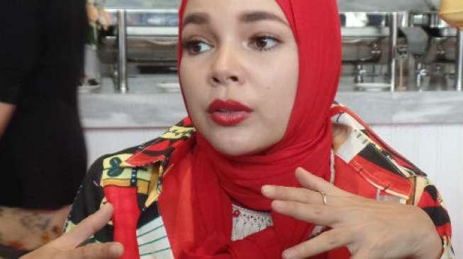 Berangkat Umrah, Dewi Sandra Pakai Kursi Roda