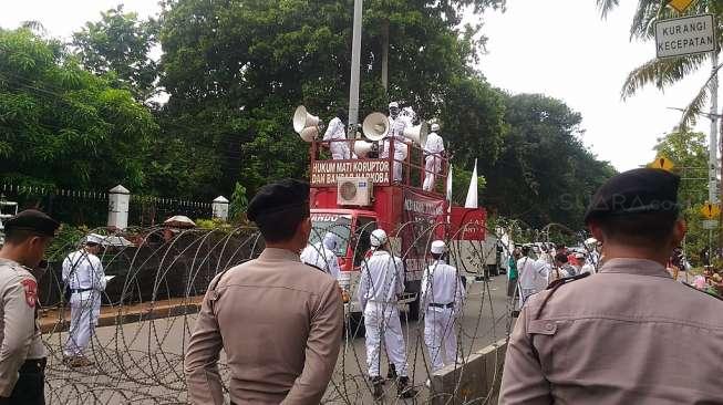 Massa Anti Ahok Nyanyikan Lagu Indonesia Raya