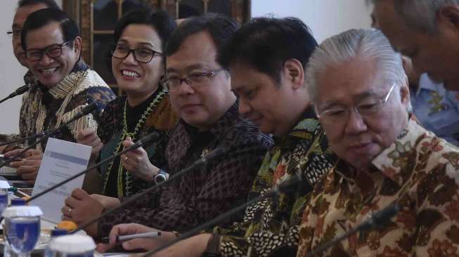 Presiden Joko Widodo didampingi Wakil Presiden Jusuf Kalla memimpin rapat terbatas tentang Integrasi Perencanaan dan Penganggaran untuk Mengoptimalkan Hasil Pembangunan Nasional di Ruang Oval, Istana Kepresidenan Bogor, Jawa Barat, Selasa (31/1).