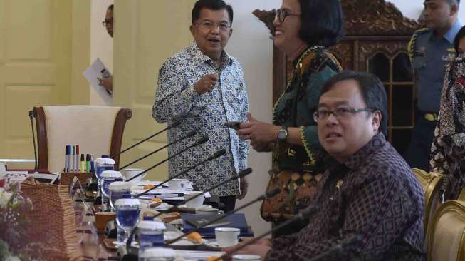 Presiden Joko Widodo didampingi Wakil Presiden Jusuf Kalla memimpin rapat terbatas tentang Integrasi Perencanaan dan Penganggaran untuk Mengoptimalkan Hasil Pembangunan Nasional di Ruang Oval, Istana Kepresidenan Bogor, Jawa Barat, Selasa (31/1).