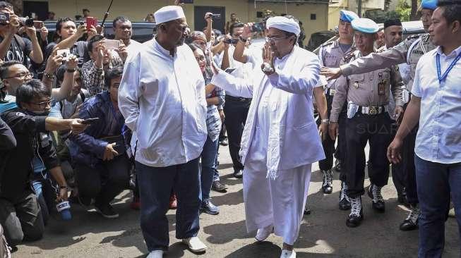 Bawa Tesis, Habib Rizieq Akhirnya Datang ke Polda Jabar