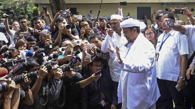 Pimpinan FPI Habib Rizieq Shihab, Juru Bicara FPI Munarman, serta Ketua GNPF-MUI Bachtiar Nasir, memenuhi panggilan pemeriksaan di Polda Metro Jaya, Jakarta, Rabu (1/2/2017). [Suara.com/Kurniawan Mas'ud]