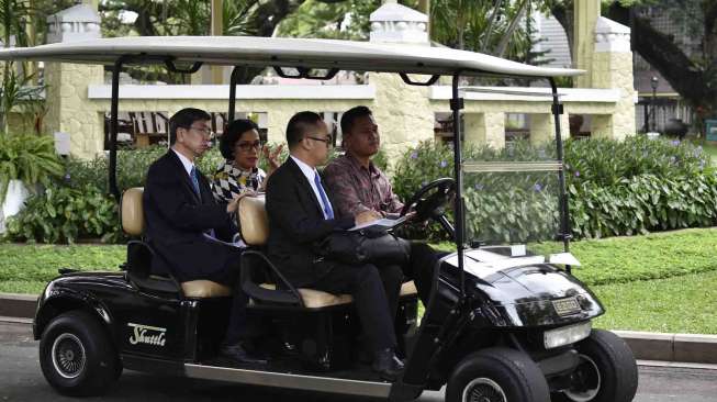 Presiden Joko Widodo didampingi Menteri Keuangan Sri Mulyani dan Mensesneg Pratikno menerima kunjungan kehormatan Presiden Asian Development Bank (ADB) Takehiko Nakao di Istana Merdeka, Jakarta, Rabu (1/2).