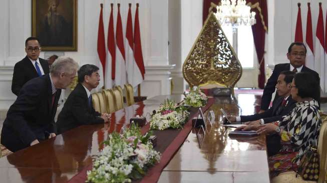 Presiden Joko Widodo didampingi Menteri Keuangan Sri Mulyani dan Mensesneg Pratikno menerima kunjungan kehormatan Presiden Asian Development Bank (ADB) Takehiko Nakao di Istana Merdeka, Jakarta, Rabu (1/2).