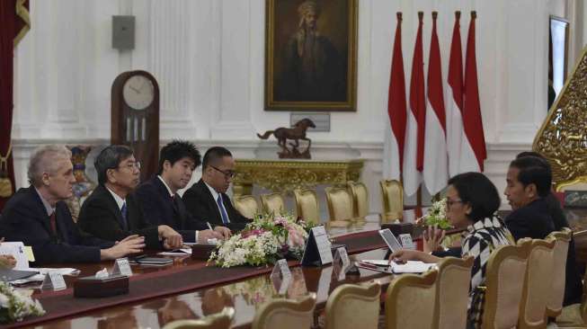 Presiden Joko Widodo didampingi Menteri Keuangan Sri Mulyani dan Mensesneg Pratikno menerima kunjungan kehormatan Presiden Asian Development Bank (ADB) Takehiko Nakao di Istana Merdeka, Jakarta, Rabu (1/2).