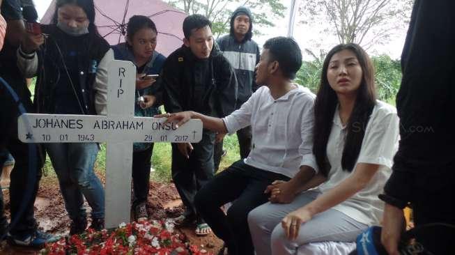 Ruben Onsu Menangis saat Jenazah Ayahnya Tertutup Tanah