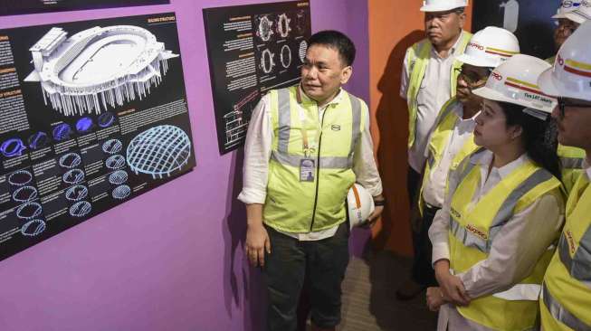 Menteri Koordinator bidang Pembangunan Manusia dan Kebudayaan Puan Maharani meninjau proyek pembangunan venue velodrome balap sepeda I Rawamangun, Jakarta, Rabu (1/2).