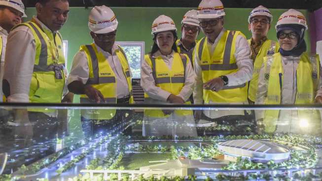 Menteri Koordinator bidang Pembangunan Manusia dan Kebudayaan Puan Maharani meninjau proyek pembangunan venue velodrome balap sepeda I Rawamangun, Jakarta, Rabu (1/2).