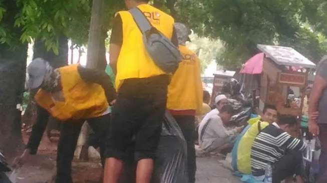 Relawan Bersihkan Sampah Lokasi Aksi Laskar FPI di Polda