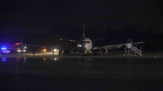 Petugas mengevakusi badan pesawat Garuda Indonesia GA 258 PK-GNK di Bandara Adisucipto, Sleman, DI Yogyakarta, Rabu (1/2).