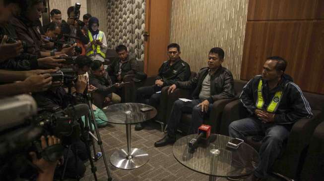 Komandan Landasan Udara (Danlanud) Bandara Adisutjipto Marsma TNI Novyan Samyoga didampingi General Manager PT Angkasa Pura I Bandara Adisutjipto Agus Pandu Purnama memberikan keterangan kepada wartawan di Bandara Adisutjipto, Sleman, DI Yogyakarta, Rabu (1/2) 
