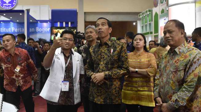 Presiden Joko Widodo meninjau pameran Pendidikan dan Pelatihan disela pembukaan Konferensi Forum Rektor Indonesia 2017 di Jakarta, Kamis (2/2).