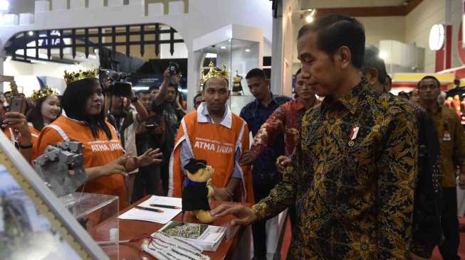 Presiden Joko Widodo meninjau pameran Pendidikan dan Pelatihan disela pembukaan Konferensi Forum Rektor Indonesia 2017 di Jakarta, Kamis (2/2).