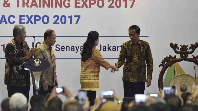 Presiden Joko Widodo meninjau pameran Pendidikan dan Pelatihan disela pembukaan Konferensi Forum Rektor Indonesia 2017 di Jakarta, Kamis (2/2).