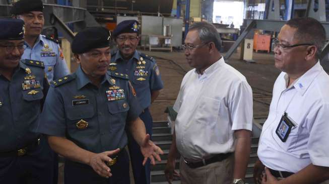 Pembuatan Kapal Cepat Rudal 60 Meter (KCR 60) W000297 di Assembly Hall Divisi Kapal Perang, PT PAL Indonesia (Persero), Ujung Surabaya, Jawa Timur, Kamis (2/2).