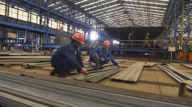 Pembuatan Kapal Cepat Rudal 60 Meter (KCR 60) W000297 di Assembly Hall Divisi Kapal Perang, PT PAL Indonesia (Persero), Ujung Surabaya, Jawa Timur, Kamis (2/2).