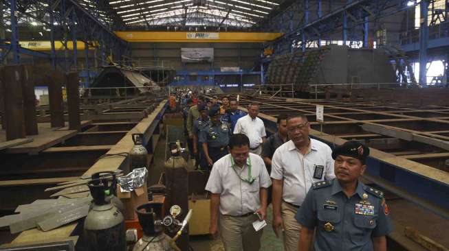 Pembuatan Kapal Cepat Rudal 60 Meter (KCR 60) W000297 di Assembly Hall Divisi Kapal Perang, PT PAL Indonesia (Persero), Ujung Surabaya, Jawa Timur, Kamis (2/2).