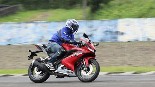 Suara.com saat menjajal motor All-New Yamaha R15 di Sirkuit Sentul, Bogor, Jawa Barat [Suara.com/Insan Akbar Krisnamusi]