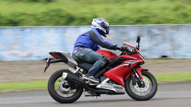 Suara.com saat menjajal motor All-New Yamaha R15 di Sirkuit Sentul, Bogor, Jawa Barat [Suara.com/Insan Akbar Krisnamusi]