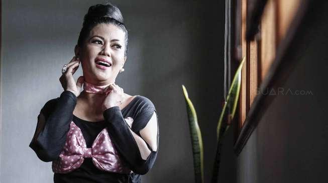 Helsi Herlinda saat berkunjung ke kantor suara.com, Jalan Sisingamangaraja No. 21, Kebayoran Baru, Jakarta Selatan, Kamis (2/2/2017). [suara.com/Kurniawan Mas'ud]