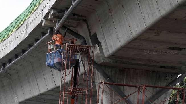 Aktivitas para pekerja kontruksi bangunan di Jakarta, Rabu  (2/2).
